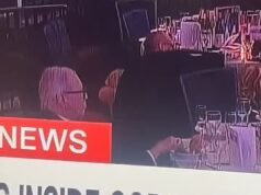 El invitado a la cena de corresponsales de la Casa Blanca se vuelve viral por comer tranquilamente mientras todos se encogían debajo de las mesas mientras sonaban los disparos