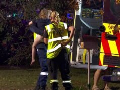 Búsqueda desesperada de dos niños pequeños desaparecidos tras un incendio en una casa