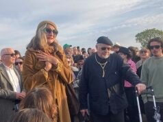 El líder de Madness, Suggs, canta en una emotiva vigilia por Finbar Sullivan, de 21 años, quien fue asesinado a puñaladas en Primrose Hill.