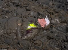 El hijo de 16 años del héroe paralímpico lucha contra cientos de valientes corredores que caminan por el lecho pantanoso del río para ganar la carrera anual Maldon Mud.