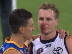 El capitán de los Crows, Jordan Dawson, rompe a llorar mientras sus rivales lo rodean en escenas desgarradoras tras la muerte de su hermano.