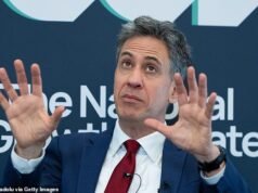 Ed Miliband, activista de Net Zero, es tildado de “rey de la hipocresía” por no tener paneles solares en su casa de £1,6 millones, a pesar de que sus vecinos los han instalado en sus casas.