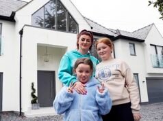 Una madre de dos hijos en apuros llora después de que un millonario le dio £20,000 para pagar sus deudas… y le ofreció un trabajo de ventas en su compañía en Rich House, Poor House.