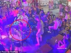 Un británico enfrenta cinco años de prisión en Tailandia captado por CCTV tomando el teléfono de un turista “por error”