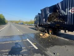 Caos en la M4 cuando 20 toneladas de prosecco se derraman en la autopista en un enorme accidente de camión
