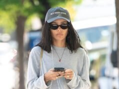 La recién comprometida Zoe Kravitz muestra un anillo de diamantes de un millón de dólares mientras surgen los detalles de la propuesta de Harry Styles