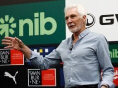 El legendario entrenador de la AFL, Mick Malthouse, de 72 años, fue apuñalado en el pecho con un destornillador mientras golpeaba valientemente a dos intrusos en un ataque de medianoche, según escuchó un tribunal.