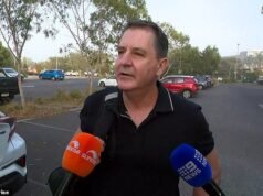 Revelado: El comentario improvisado de tres palabras a las estrellas indígenas que dejó al entrenador de la AFL tan angustiado que se ofreció a DETENERSE, antes de que los futbolistas hicieran un movimiento sorprendente en las redes sociales.