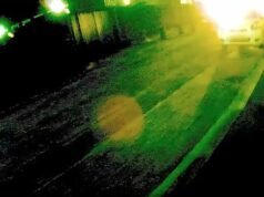 Coche bomba explota frente a la comisaría de policía de Belfast en un ataque que se cree que fue llevado a cabo por el Nuevo IRA