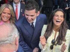 “¡Sigue intentándolo!” : King bromea con el comediante estadounidense que intenta dar la mejor impresión de Charles durante su encuentro en la fiesta en el jardín de Washington.