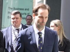 Ex socio del gurú de la moda que murió en 47 batallas familiares en el Tribunal Superior por £ 1 millón, alegando que tenía dificultades para trabajar debido a que paseaba perros.