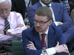 Un hombre parece quedarse dormido mientras Morgan McSweeney testifica ante los parlamentarios sobre el control de Mandelson