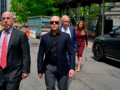 Soldado de fuerzas especiales se presenta ante el tribunal con gafas de sol de aviador acusado de apostar MILES en el arresto de Maduro