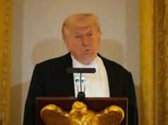 Donald Trump interrumpe su discurso ante el rey Carlos para elogiar al “invencible” Rory McIlroy en la cena de estado de la Casa Blanca.