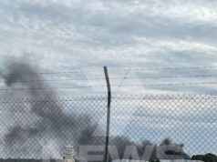 Emergencia cuando una avioneta se estrella en el aeropuerto de Parafield cuando un hangar se incendia