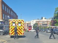 Dos hombres judíos ‘gravemente heridos’ después de apuñalar cerca de la sinagoga Golders Green mientras arrestaban al hombre con cuchillo ‘que intentó atacar al público’
