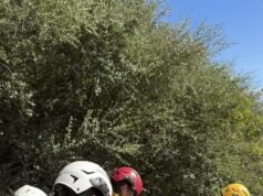 Carrera desesperada para salvar a una mujer que envió un mensaje de texto pidiendo ayuda después de ser mordida por una serpiente de cascabel en un sendero de California