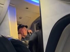 Momento salvaje: un pasajero furioso intenta abrir la puerta de salida de emergencia en un vuelo retrasado de Delta en medio del caos de la tormenta
