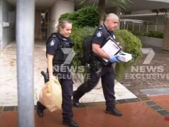 Momento dramático en el que la policía asalta la unidad de un millón de dólares que pertenece al novio cirujano de alto vuelo de Annastacia Palaszczuk, mientras los policías son vistos registrando su barbacoa mientras se desarrolla una importante investigación policial.