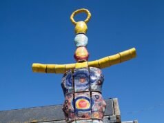 Los residentes exigen la retirada de la estatua de cerámica más alta del mundo en Cornualles, apodada el ‘kebab de £80.000’, después de que las palomas empezaran a anidar allí