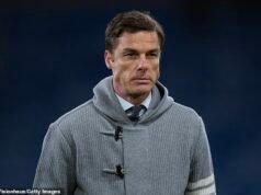 Scott Parker es eliminado por el Burnley, que ha descendido, cuatro partidos antes del final de la temporada… y la leyenda de la Premier League es el favorito para ocupar su puesto.