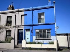 Una pensionista de 82 años, que pintó su casa de un “bonito” tono azul para alegrar una calle “destartalada”, recibió la orden de volverla blanca tras una denuncia