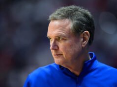 Después de considerar su futuro, el entrenador de Kansas, Bill Self, dice que regresará para la temporada 2026-27.