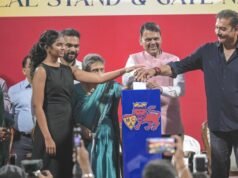 El círculo se cierra en Wankhede: Ravi Shastri y su madre Lakshmi comparten un momento emotivo