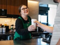 Starbucks dará bonos de $1,200 a los baristas por trabajar más rápido y ser más amigables