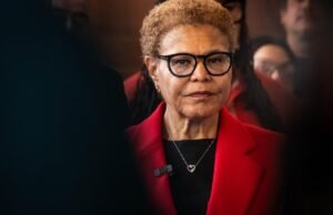 Karen Bass quiere salvar el planeta. ¿ALLÁ? No importa