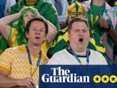 Revisión de Balls Up: Mark Wahlberg es humillado en una repugnante comedia de fútbol | Marc Wahlberg