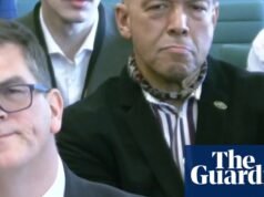 ¿Quién es “el hombre de la corbata”? Las corbatas se roban el show en el interrogatorio parlamentario de Olly Robbins | moda masculina