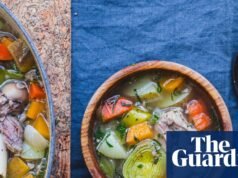 Cómo convertir los huesos de cordero asados sobrantes en el plato nacional de Gales – receta | Alimento