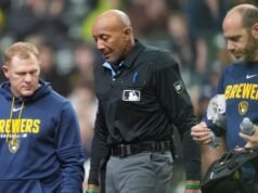 El árbitro Bucknor deja Rays-Brewers después de que una falta golpea la máscara