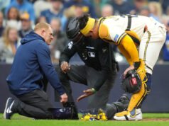 El árbitro CB Bucknor fue ayudado a salir del campo por los entrenadores después de enviar un balón de falta directamente a la máscara.