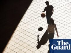 “Las sombras, la gente jugando baloncesto… Esperé a que apareciera la magia y así apareció”: la mejor foto de José Luis Morales Martín | Fotografía