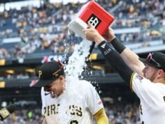 Konnor Griffin, de 19 años, ‘hace la diferencia’, juega con bate y guante en su debut con los Piratas