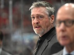 Los Islanders despiden al entrenador Patrick Roy cuando quedan 4 juegos antes de los playoffs y contratan a Peter DeBoer para reemplazarlo