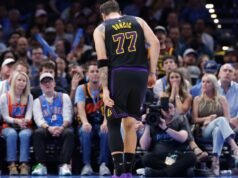 Doncic busca tratamiento en Europa mientras él y Reaves aspiran a los playoffs