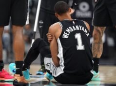 Wembanyama deja la victoria de los Spurs sobre los 76ers con una costilla magullada