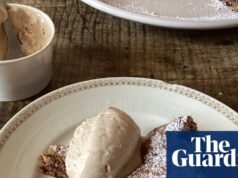 Receta de Rachel Roddy de tarta de avellanas y chocolate | Pastel