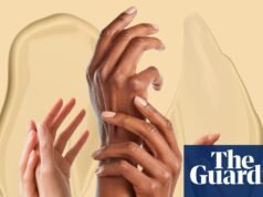 De los injertos de grasa a los guantes LED: cómo el miedo a las “manos de anciana” movilizó a la industria de la belleza | Belleza