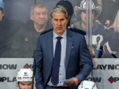 El entrenador de Avalanche, Jared Bednar, se va de viaje tras ser golpeado por un disco