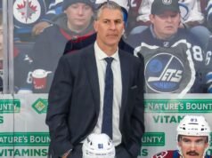 El entrenador de Avalanche, Jared Bednar, sufre fracturas faciales provocadas por un disco