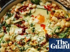 Receta fácil y rápida de Rukmini Iyer de huevos con chile con frijoles miso y espinacas | Desayuno