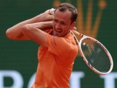 Medvedev multado por romper una raqueta en el Masters de Montecarlo