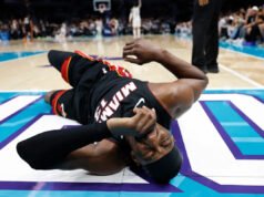 NBA Play-in: Bam Adebayo del Heat descartado por lesión en la espalda después de que LaMelo Ball de los Hornets se agarrara el tobillo durante la caída al suelo