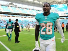 El gerente general de los Dolphins, Jon-Eric Sullivan, dice que el corredor De’Von Achane ‘no está disponible para canje’