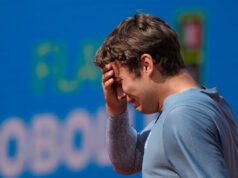 El tenista Flavio Cobolli rompe a llorar durante su primera victoria entre los cinco primeros de su carrera, un día después de la muerte de un amigo.