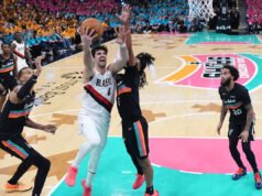 Playoffs de la NBA: los Spurs visten a la multitud con camisetas de colores brillantes con temática de Fiesta para la victoria del Juego 1 sobre los Trail Blazers